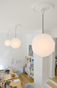 Designerlampe - EBBE_11 WHITE MATTE. Danish design - Ebbe Design. Beautiful and innovative White lamp. Made in Denmark. Danish design. Skøn og lækker hvid lampe i smukt design. Giver et lækkert lys i stue, gang, soveværelse og over spisebordet. Optimer din bolig eller dit firma med et dejligt lys. Designet i EBBE design af nytænkende arkitektfingre.